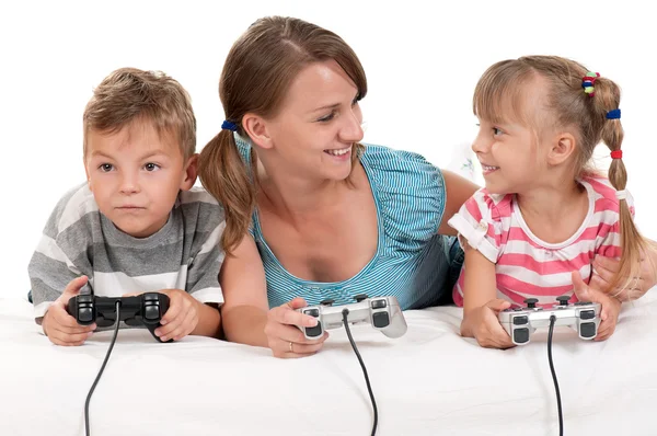 Familia feliz jugando un videojuego —  Fotos de Stock