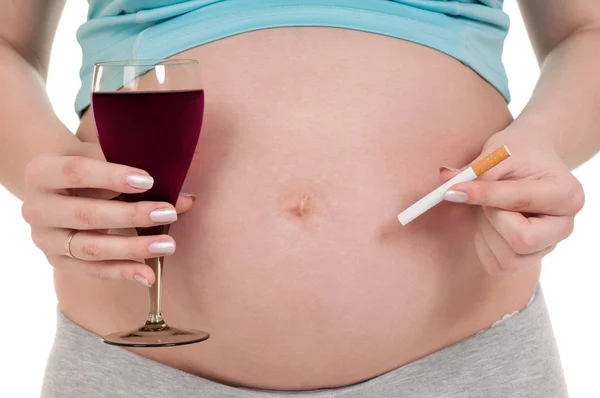 Vientre embarazada con vino y cigarrillos — Foto de Stock