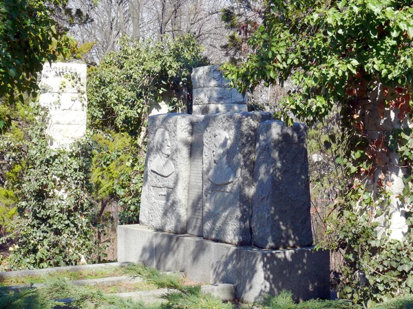 Skobelev park, Plevne, Bulgaristan'ın eski mezar taşları — Stok fotoğraf