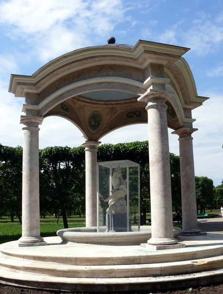 Monumento na antiga Fonte. Arkhangelskoye Estate. Moscovo — Fotografia de Stock