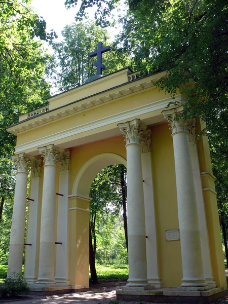 Die heiligen Tore im archangelskoje Landsitz. Moskau — Stockfoto