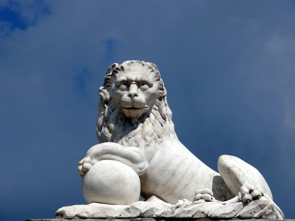 Пам'ятник у старих терасі біля палацу. Садибі Архангельське нерухомості. Москва Стокове Фото