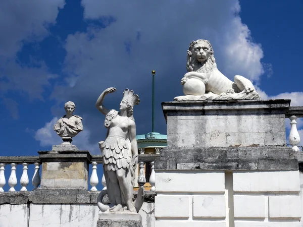 Пам'ятники в старих терасі біля палацу. Садибі Архангельське нерухомості. Москва Стокова Картинка