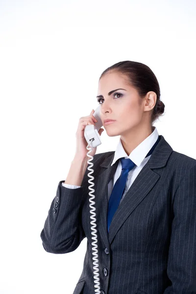 Концентрированная деловая женщина разговаривает по телефону — стоковое фото