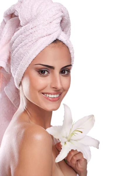 布鲁内特 spa 女人在头上的毛巾 — 图库照片