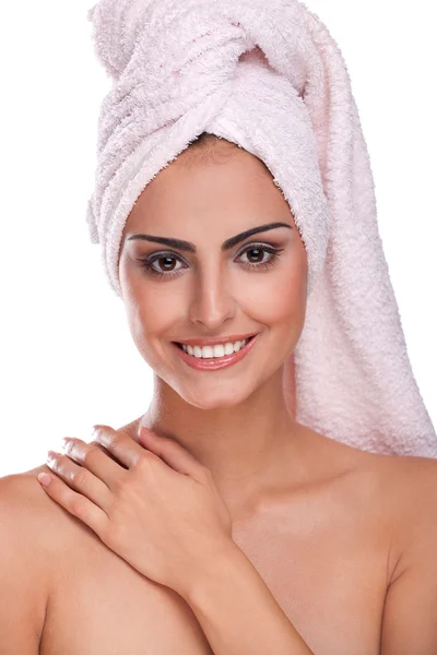 Brunette spa vrouw in handdoek op hoofd — Stockfoto