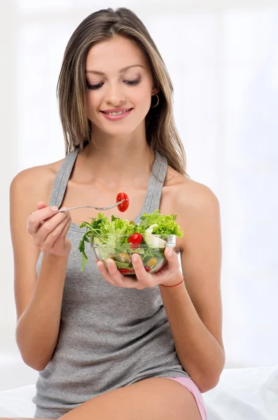 Genç kızın taze salata yemek — Stok fotoğraf