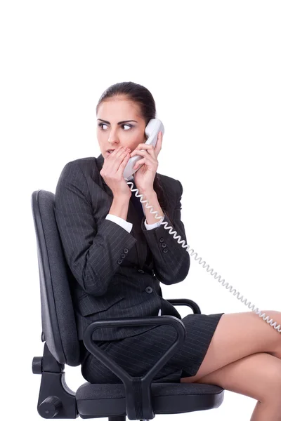 Empresária sussurrando ao telefone em seu local de trabalho — Fotografia de Stock