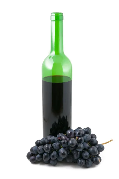 Fles met wijn en een cluster van druiven — Stockfoto