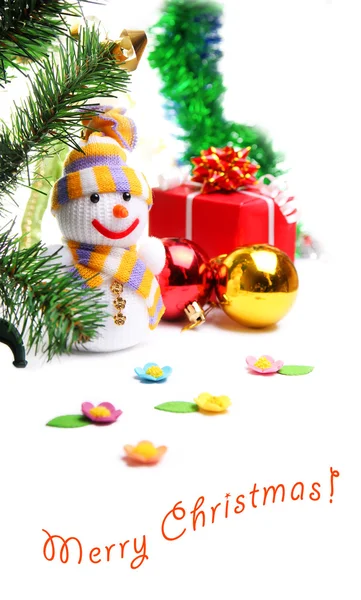 Bonhomme de neige sur le fond des décorations de Noël — Photo