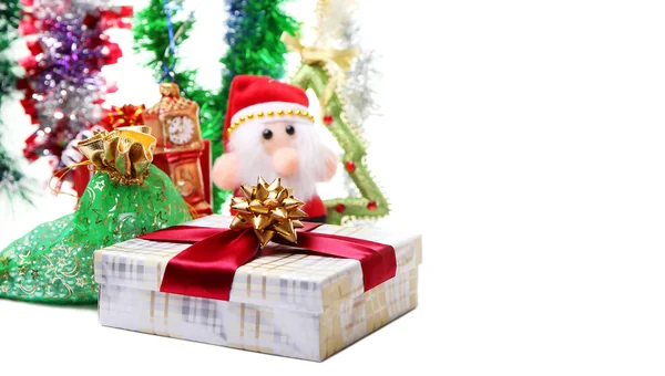 Brinquedos de Natal e decorações em um fundo branco — Fotografia de Stock