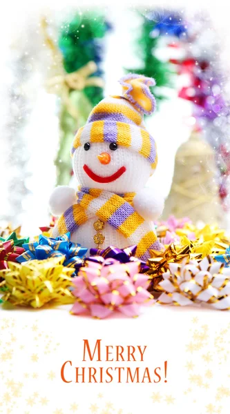 Boneco de neve no fundo de decorações de Natal — Fotografia de Stock