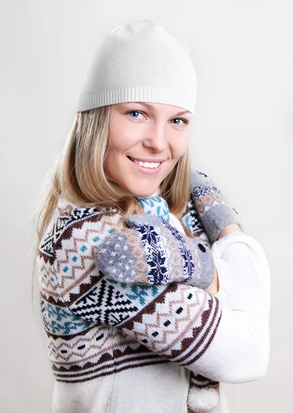 Hübsche junge Blondine im warmen Pullover — Stockfoto