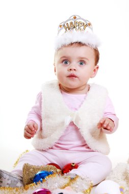 Noel süslemeleri olan küçük kız.