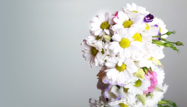 Renkli çiçeklerden oluşan güzel bir buket