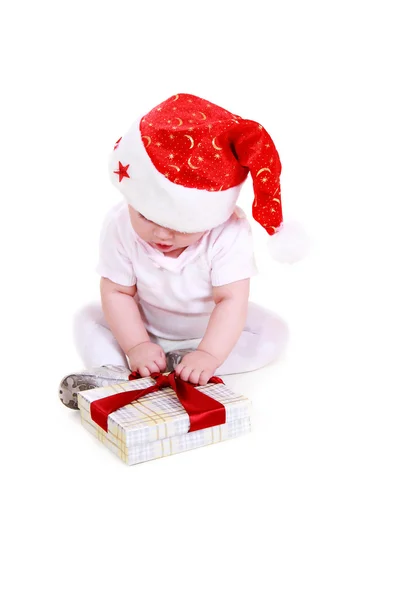 Papai Noel pequeno com presente em um fundo branco — Fotografia de Stock