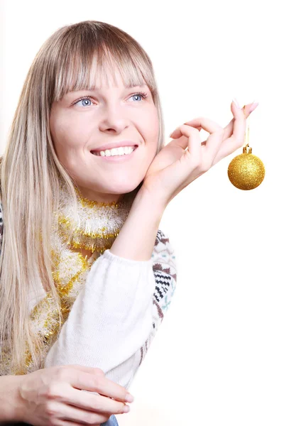 Vakker kvinne med julepynt – stockfoto