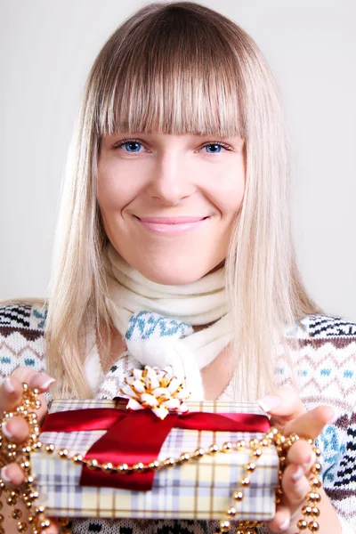 Krásná mladá blondýnka s dárkem — Stock fotografie