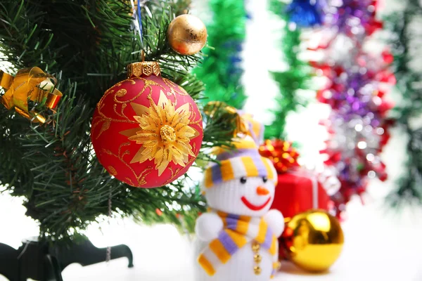 Boneco de neve no fundo de decorações de Natal — Fotografia de Stock