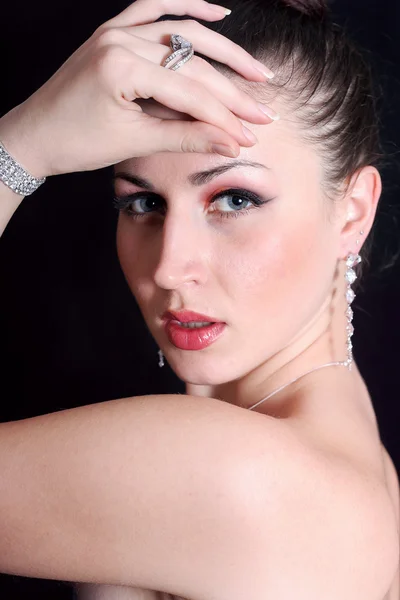 Ritratto di una bella donna glamour in gioielli — Foto Stock
