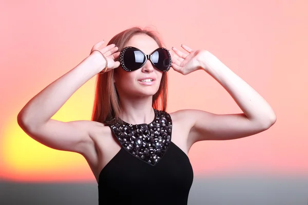 Mujer de moda en gafas con estilo —  Fotos de Stock