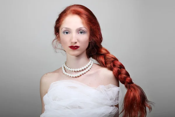 美丽的年轻女子，与红色的头发新娘 — 图库照片