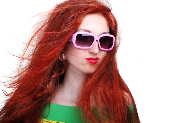 Dívka s dlouhé červené vlasy v módní sluneční brýle — Stock fotografie