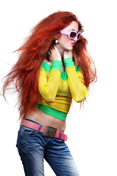 Chica con pelo rojo largo en gafas de sol de moda —  Fotos de Stock