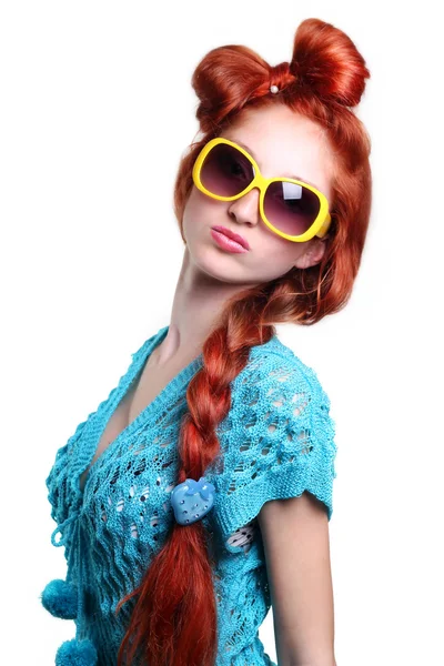 Kvinnen med moterødt hår og stilige briller – stockfoto