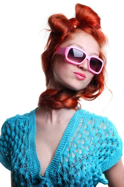 Divat vörös hajú nő egy elegáns szemüveg — Stock Fotó
