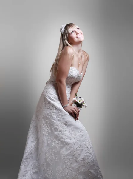 Schönes Mädchen im Bild einer verträumten Braut — Stockfoto