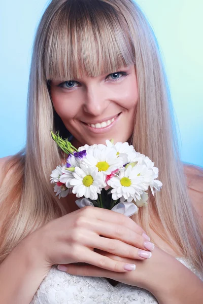 Bella giovane donna in un abito bianco con un mazzo di fiori — Foto Stock