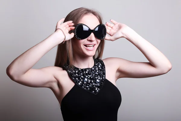 Donna di moda in occhiali alla moda — Foto Stock