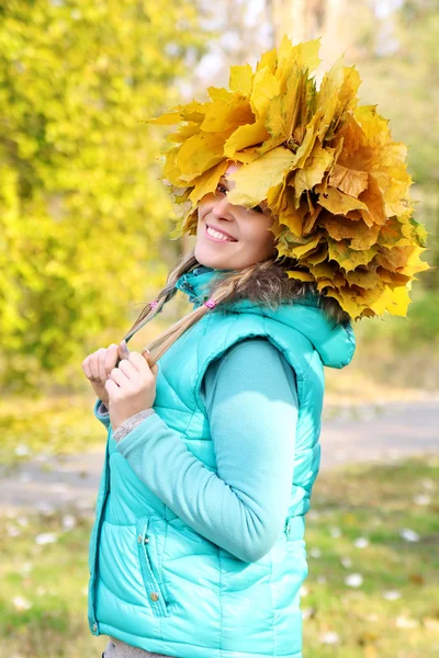 Mujer joven en hojas de otoño —  Fotos de Stock