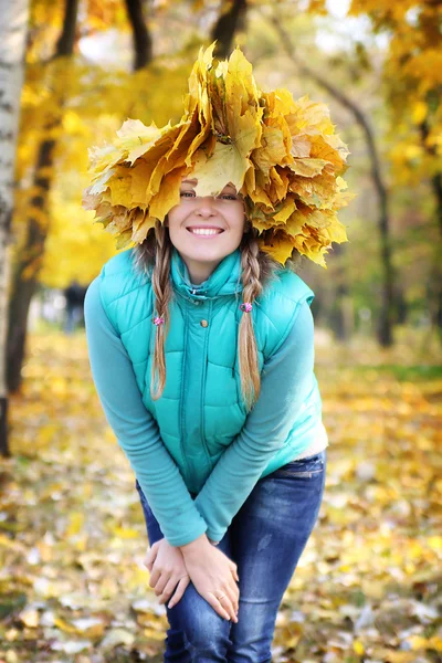 Mujer joven en hojas de otoño —  Fotos de Stock