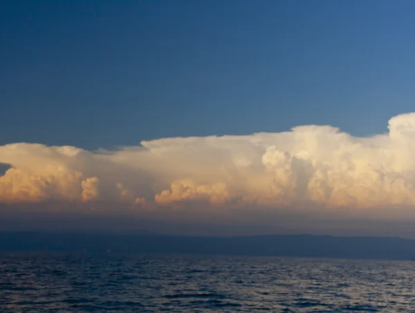 Zamračená obloha na moři při západu slunce — Stock fotografie