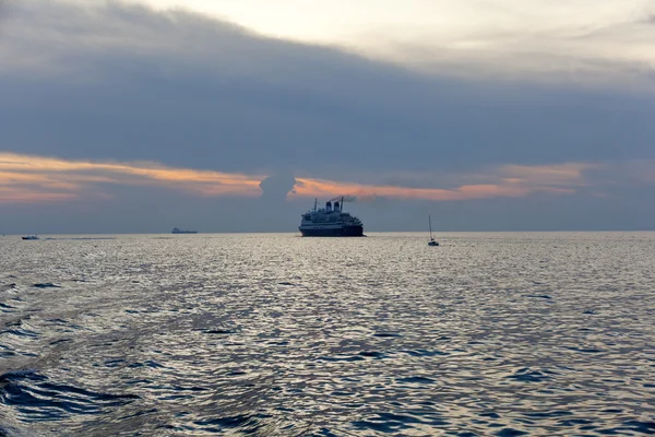 Denizde bir gemi — Stok fotoğraf
