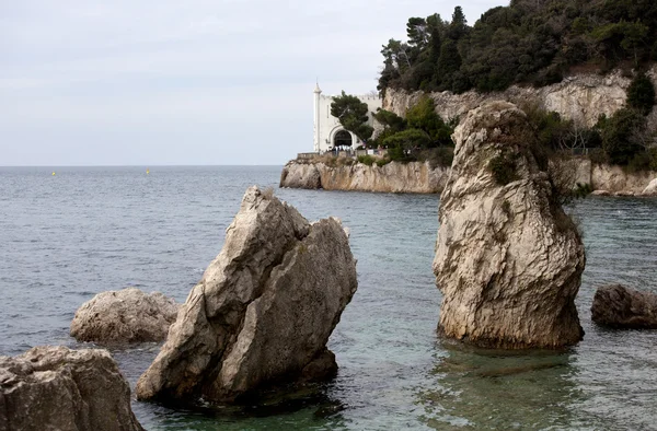 Βράχος στη θάλασσα, το κάστρο miramare. Τεργέστη — Φωτογραφία Αρχείου
