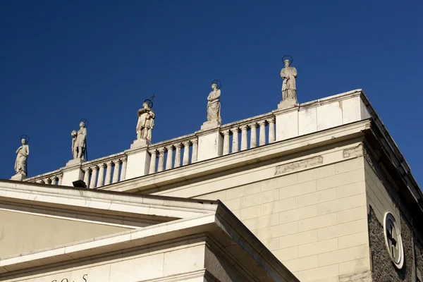 Statuen auf der Kathedrale des hl. Antonio - Triest — Stockfoto