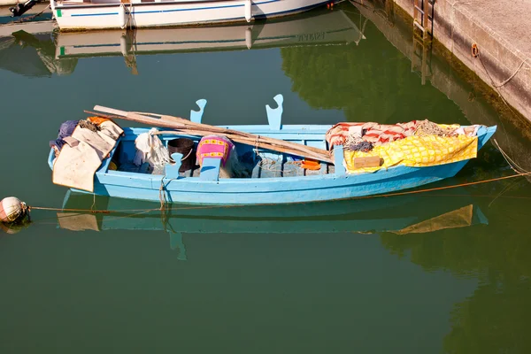Eski bir tekne yanaşma — Stok fotoğraf