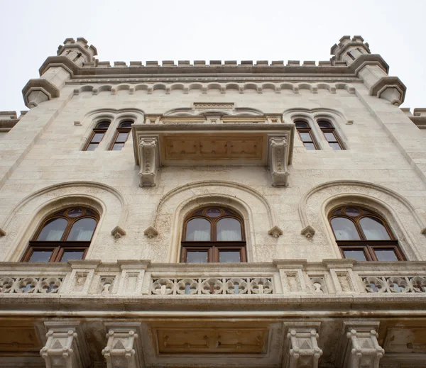 Vislumbre o castelo de Miramare, Trieste — Fotografia de Stock