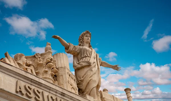 Статуя на небе — стоковое фото