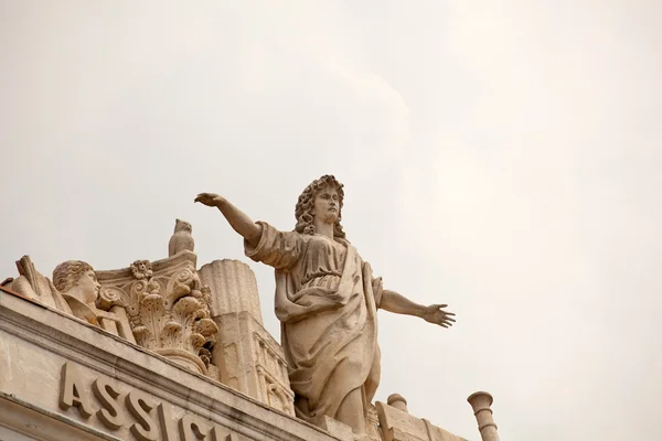 Statue am Himmel — Stockfoto