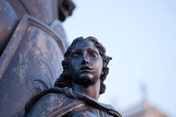 Spiżowa statua kobiety, trieste — Zdjęcie stockowe
