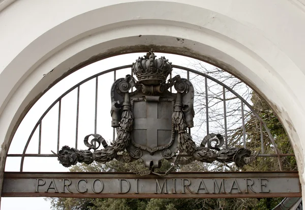 Wapenschild op de poort van kasteel miramare — Stockfoto