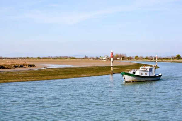 Eski bir tekne, grado lagoon — Stok fotoğraf