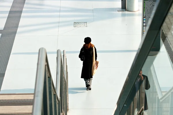 Donna che cammina — Foto Stock