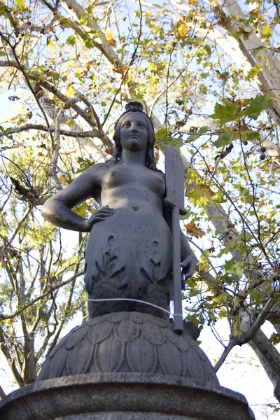 Siren staty av bron sirenette, Milano — Stockfoto