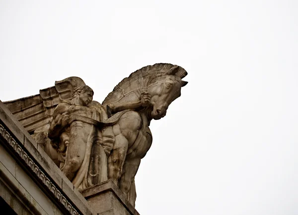 中央火车站、 米兰的雕像 — 图库照片