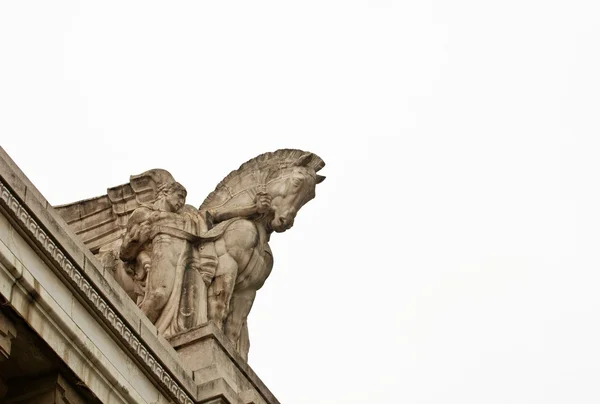 Statue of Central railway station, Milan — Stock Photo, Image